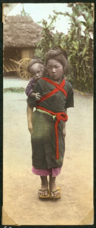 Farvelagt foto af en japansk pige med et barn på ryggen.