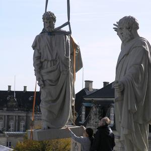 Metal Statuer hejses ned