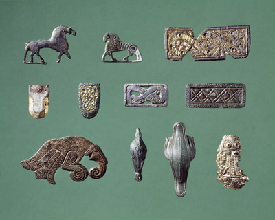 Et udvalg af de mange forgyldte og fortinnede bronzesmykker, som er dukket op ved Tissø. De er produceret i perioden 6.-8. årh. e.Kr.