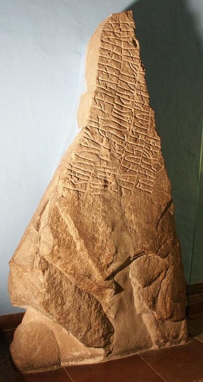 Runesten fra Helnæs på Fyn. Flere runesten er rejst til minde om magtfulde mænd. De omtales med betegnelsen Gode, som sandsynligvis er betegnelsen for vikingetidens kultleder.